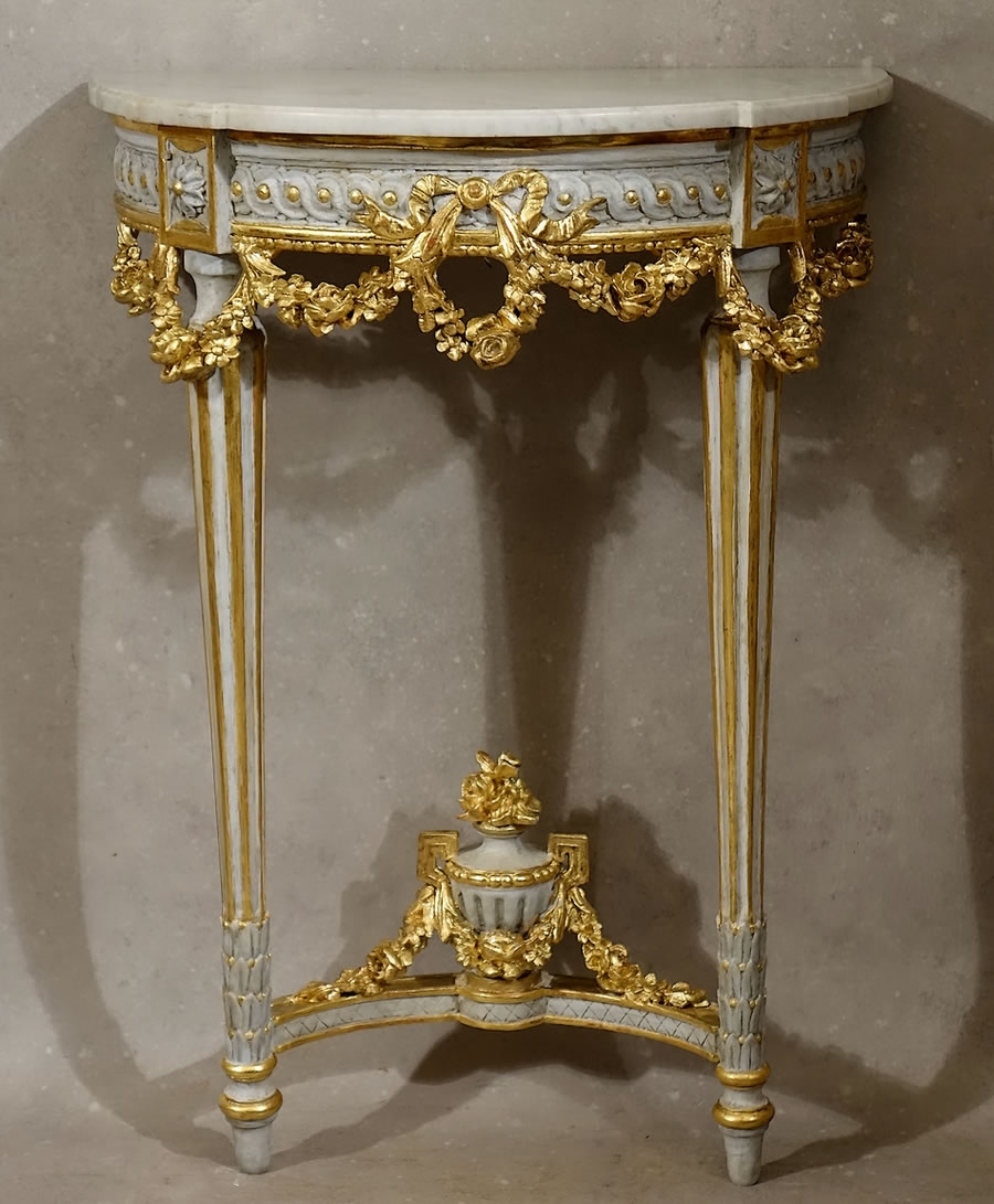 Petite console époque Louis XVI laquée et dorée 